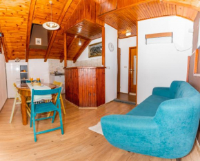 HISTORICAL 2- br OLD CITY APARTMENT WITH TERRACE